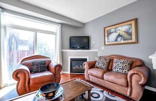 Ajax House | King Bed Convenience On Main Floor