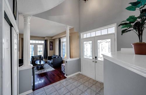 Ajax House | King Bed Convenience On Main Floor