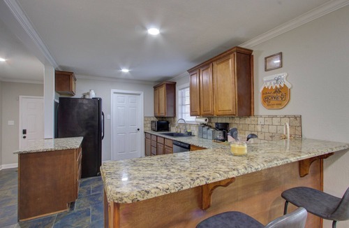 Texarkana House | King Bed-Covered Patio-2 Bath