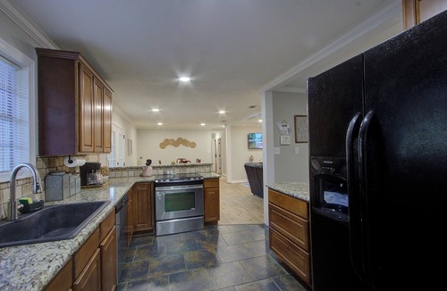 Texarkana House | King Bed-Covered Patio-2 Bath
