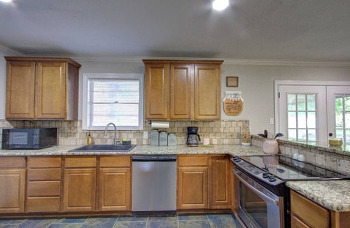 Texarkana House | King Bed-Covered Patio-2 Bath