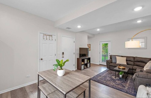 Cary House | King bed Crystal Lake Mchenry Cary Cozy