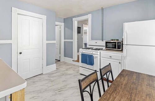 Thomas - Dale Apartment | King Bed | Dedicated Workspace | Central Location