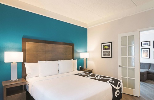 Orlando Hotel | King Bed Deluxe, La Quinta Inn & Suites, Poolside Fun, Near UCF & Universal