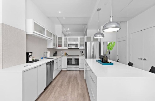 Downtown Kansas City Apartment | ! King Bed ! Downtown Highrise!