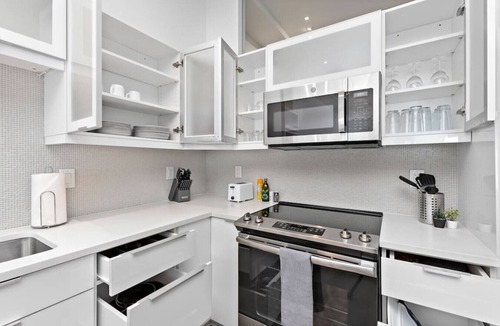 Downtown Kansas City Apartment | ! King Bed ! Downtown Highrise!