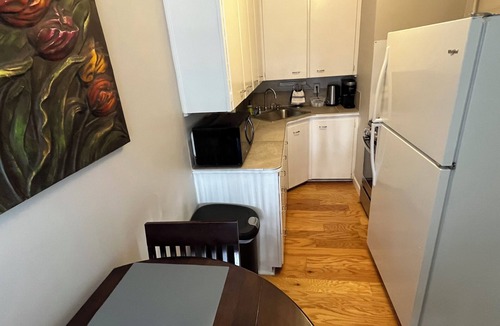 Des Moines Apartment | King bed Drake and central Des Moines