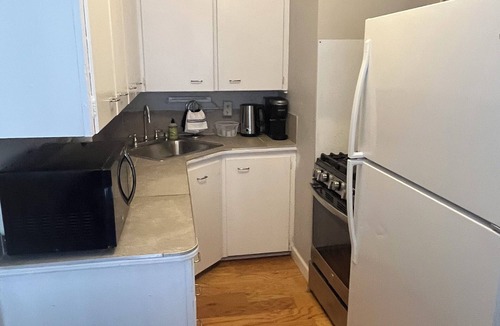 Des Moines Apartment | King bed Drake and central Des Moines