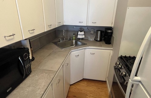 Des Moines Apartment | King bed Drake and central Des Moines