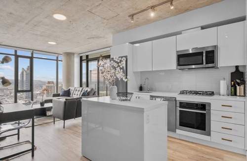 Connaught Apartment | King Bed | DT Views | AC | UG Park | Gym