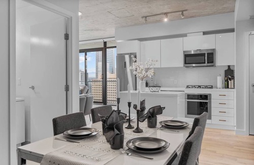 Connaught Apartment | King Bed | DT Views | AC | UG Park | Gym