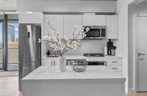 Connaught Apartment | King Bed | DT Views | AC | UG Park | Gym