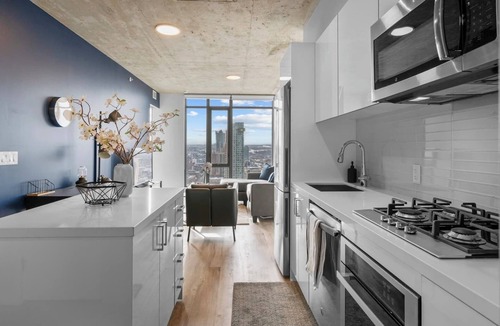 Connaught Apartment | King Bed | DT Views | AC | UG Park | Gym