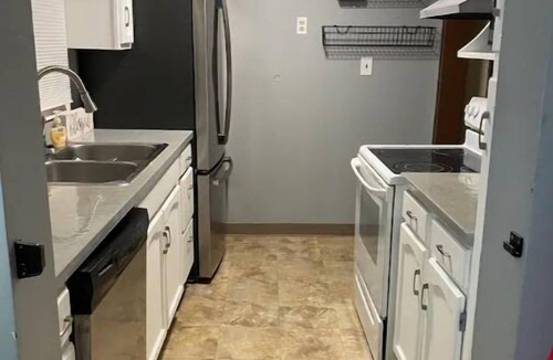 Elmhurst House | King Bed - Entire Home - Private corner lot