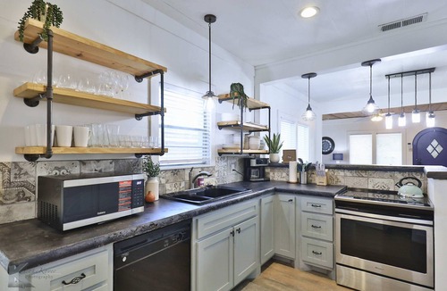 Abilene Cottage | King Bed Entire Home with Kitchen near ACU Abilene, Zoo