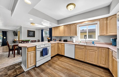 Terre Haute House | King bed, family friendly, cozy & clean, near ISU