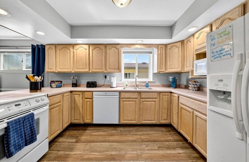 Terre Haute House | King bed, family friendly, cozy & clean, near ISU