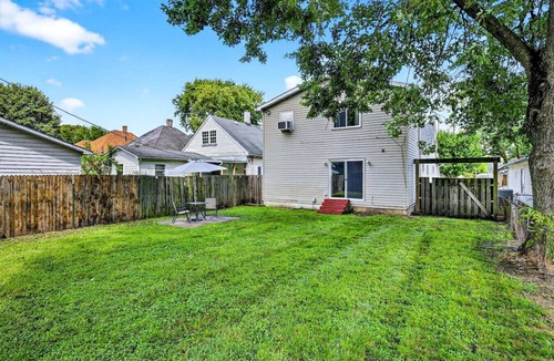 Terre Haute House | King bed, family friendly, cozy & clean, near ISU