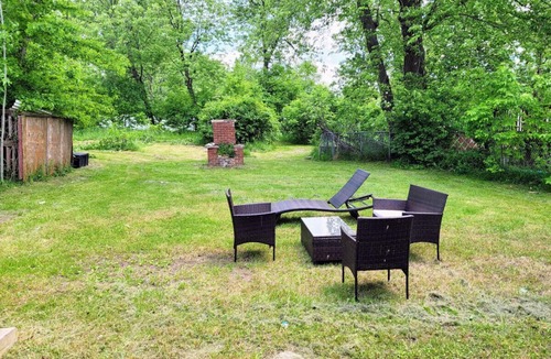 Cheektowaga House | King bed fenced backyard and parking