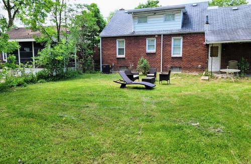 Cheektowaga House | King bed fenced backyard and parking