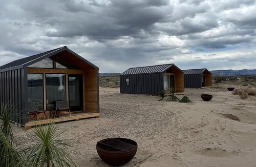 Utah Cabin | King Bed-Firepit-Shade-Chairs-Dark Skies