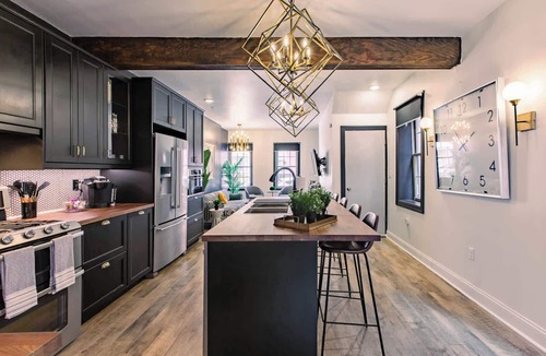 South Side Flats House | King Bed | Free Parking | BBQ | Fire pit | Arcade
