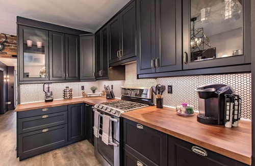 South Side Flats House | King Bed | Free Parking | BBQ | Fire pit | Arcade