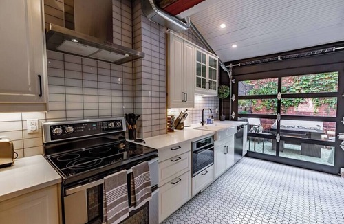 South Side Flats House | King Bed | Free Parking | Arcade | Fire Pit