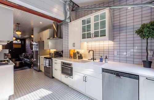 South Side Flats House | King Bed | Free Parking | Arcade | Fire Pit