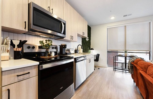 East Liberty Apartment | King Bed | Free Parking | Near UPMC, Pitt & CMU