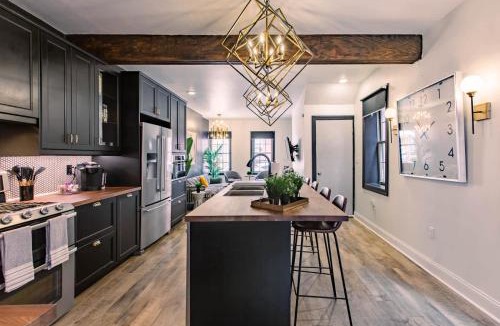 South Side Flats House | King Bed/Free Parking/BBQ/Fire pit/Arcade