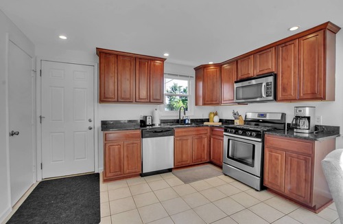 Cheektowaga House | King Bed, Fresh & Clean. 3 Bed 1.5 Bath, Extended Stay.