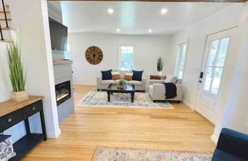 Farmington House | King Bed, Full Kitchen, Bon Fire Pit, Porch Swing, Peaceful, Hiking