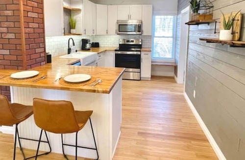Farmington House | King Bed, Full Kitchen, Bon Fire Pit, Porch Swing, Peaceful, Hiking