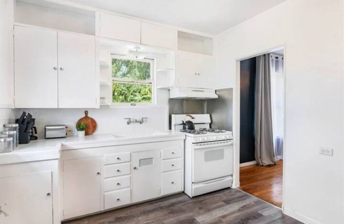 Monticello Park Apartment | King bed- Fully-Equipped kitchen- Free Parking