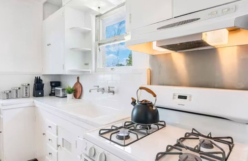 Monticello Park Apartment | King bed- Fully-Equipped kitchen- Free Parking