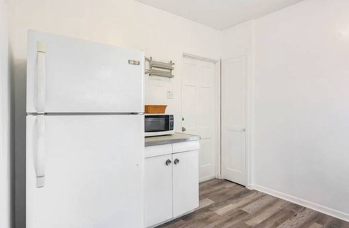 Monticello Park Apartment | King bed- Fully-Equipped kitchen- Free Parking