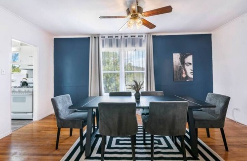 Monticello Park Apartment | King bed- Fully-Equipped kitchen- Free Parking