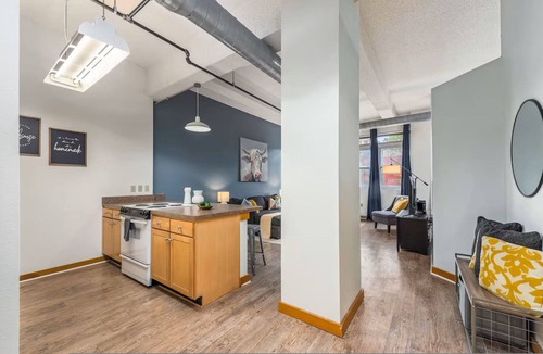 Mission Apartment | King Bed Great Location