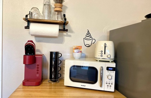 Medford Apartment | King Bed Guest Studio w/covered parking, private patio, Kitchenette,