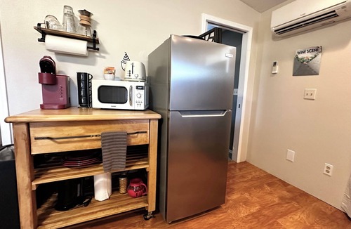 Medford Apartment | King Bed Guest Studio w/covered parking, private patio, Kitchenette,