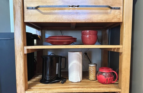 Medford Apartment | King Bed Guest Studio w/covered parking, private patio, Kitchenette,