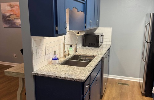 Warner Robins Apartment | King Bed Hillside Apartment Unit C