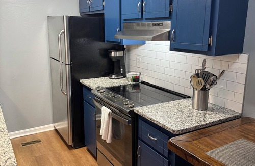 Warner Robins Apartment | King Bed Hillside Apartment Unit C