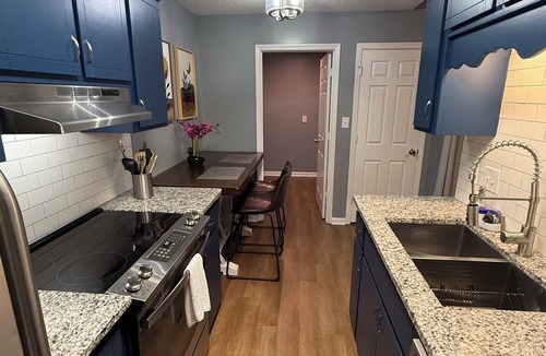 Warner Robins Apartment | King Bed Hillside Apartment Unit C