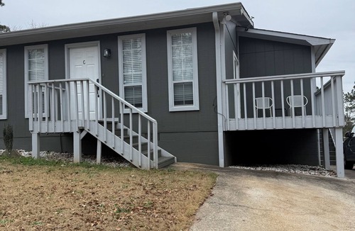 Warner Robins Apartment | King Bed Hillside Apartment Unit C