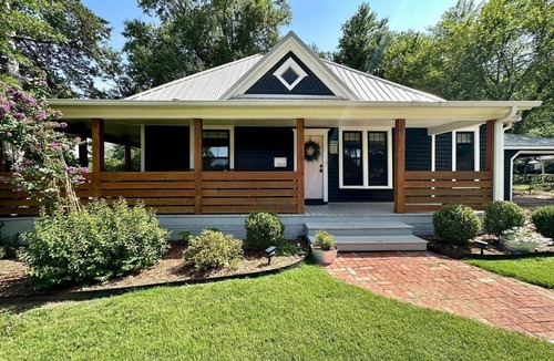 Stillwater House | King Bed Historic 2BR/2BA Near OSU and Downtown