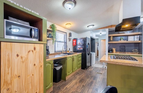 West Odessa House | King Bed Home w/Large Yard Pickleball + Pool Table