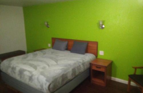 Livingston Apartment | King Bed Hotel Studio 116