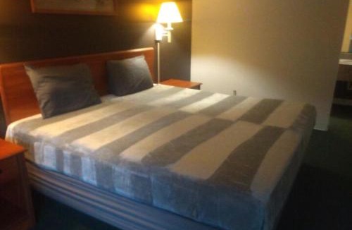 Livingston Apartment | King Bed Hotel Studio 132